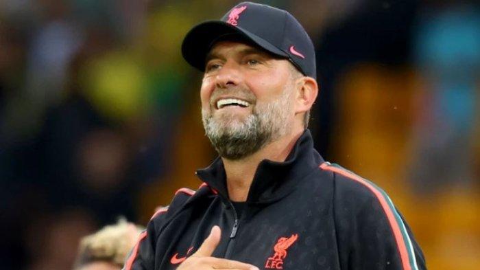 Bos Liverpool, Jurgen Klopp telah menjalani operasi mata di musim panas lalu yang membuat penampilannya nampak berbeda kala mendampingi skuadnya bertandang ke kandang Norwich City