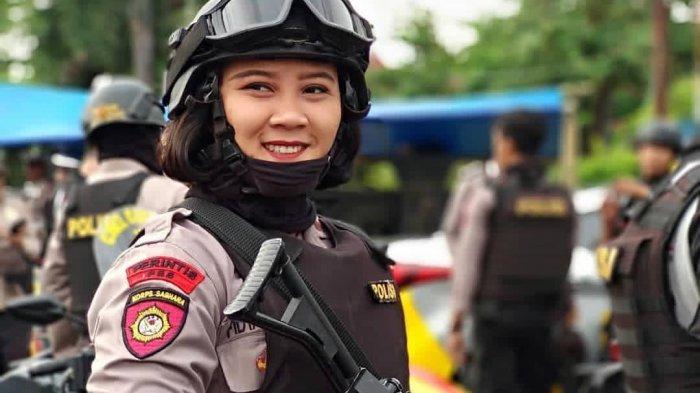 Bripda Vani Simbolon sedang penjagaan