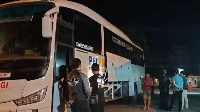 Ilustrasi foto penggerebekan dan penggeledahan Bus Pelangi jurusan Medan-Tasikmalaya yang membawa paket sabu besar seberat 13 kilogram dengan tujuan mengedarkan di wilayah Tasikmalaya, Rabu (16/9/2020) malam.