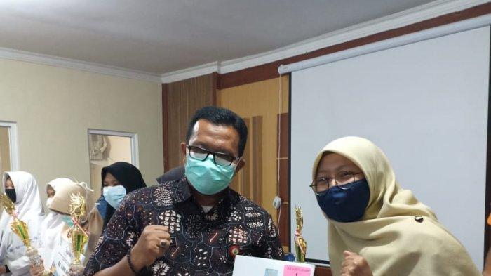 Cakap Kreatif merupakan usaha jasa branding dan jasa cetak. Desain oleh desainer grafis menggunakan software khusus, dan menawarkan layanan konsultasi branding layanan revisi.