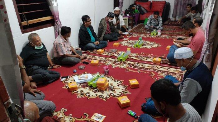 Farti Suandri ditemani Tokoh Muhammadiyah H Nasroel Yasir dan tokoh pemuda Dicky Jaden silaturahmi ke tokoh masyarakat Kelurahan Payo Lebar.