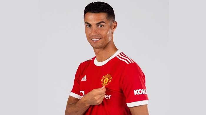 Cristiano Ronaldo memperlihatkan jersey ia di Manchester United untuk musim ini. Sang pemain disebut memberikan keuntungan bagi Man United dalam penjualan jersey