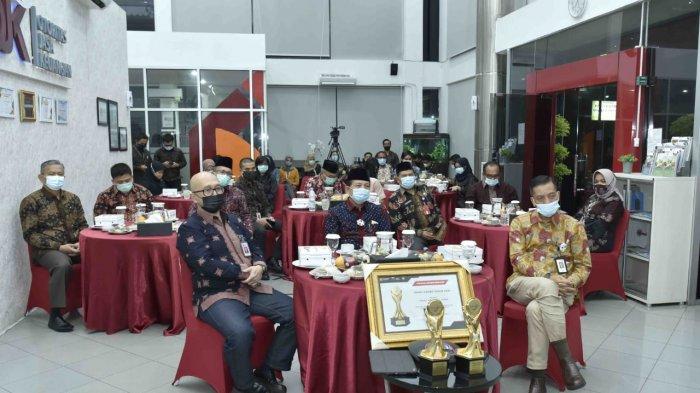 Dalam Pertemuan Tahunan Industri Jasa Keuangan (IJK) Tahun 2021 yang dilaksanakan secara virtual pada Jum’at (15/01/2021) malam, Gubernur Jambi Dr.Drs.H.Fachrori Umar,M.Hum dianugerahi TPAKD (Tim Percepatan Akses Keuangan Darah) Award 2020.