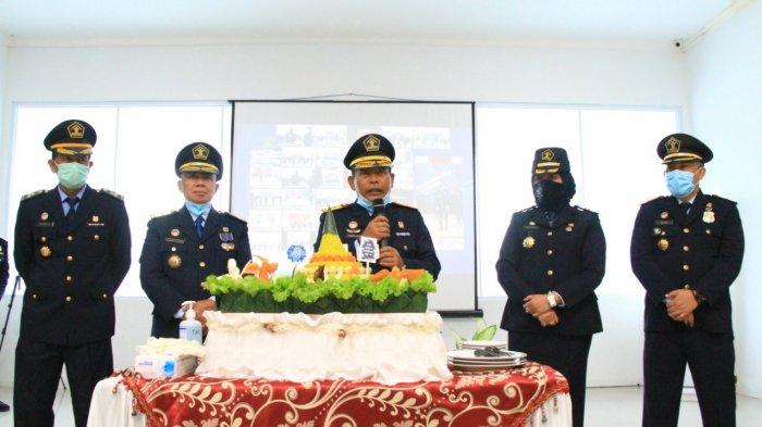 Dalam rangka memperingati Hari Bhakti Imigrasi ( HBI) ke- 71, Kantor Imigrasi Kelas I TPI Jambi, menggelar upacara secara virtual yang di pimpin langsung oleh Kepala Kantor Wilayah Kementerian Hukum dan HAM Jambi, Jahari Sitepu. Upacara secara virtual tersebut dilakukan di aula Kantor Imigrasi, Selasa, (26/1).