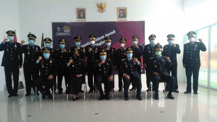 Dalam rangka memperingati Hari Bhakti Imigrasi ( HBI) ke- 71, Kantor Imigrasi Kelas I TPI Jambi, menggelar upacara secara virtual yang di pimpin langsung oleh Kepala Kantor Wilayah Kementerian Hukum dan HAM Jambi, Jahari Sitepu. Upacara secara virtual tersebut dilakukan di aula Kantor Imigrasi, Selasa, (26/1).