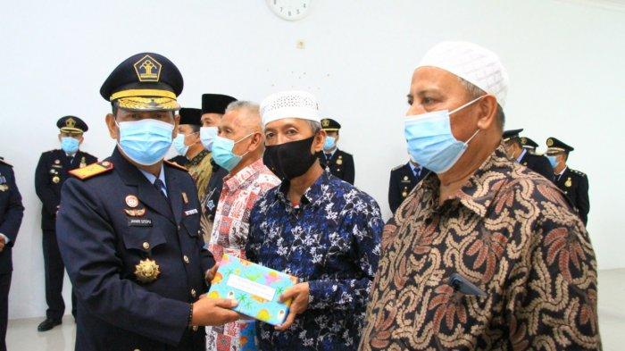 Dalam rangka memperingati Hari Bhakti Imigrasi ( HBI) ke- 71, Kantor Imigrasi Kelas I TPI Jambi, menggelar upacara secara virtual yang di pimpin langsung oleh Kepala Kantor Wilayah Kementerian Hukum dan HAM Jambi, Jahari Sitepu. Upacara secara virtual tersebut dilakukan di aula Kantor Imigrasi, Selasa, (26/1).