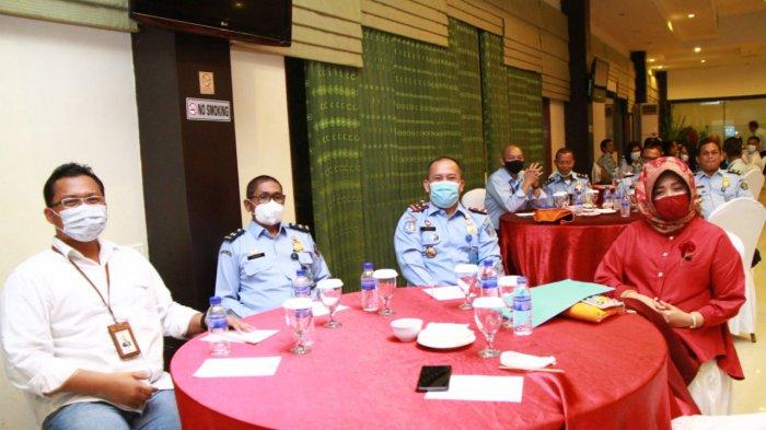 Dalam rangka mewujudkan mutu kerja Aparatur Sipil Negara (ASN) terhadap pelayanan publik, Kantor Imigrasi Kelas I TPI Jambi bekerjasama dengan Bank BRI, bertempat di salah satu Hotel di kawasan pasar Kota Jambi, Minggu malam (11/ 4/ 2021) menggelar pelatihan pengembangan Sumber Daya Manusia (SDM) dengan tema manifestasi sikap dan mental aparatur negara dalam mewujudkan pelayanan prima.