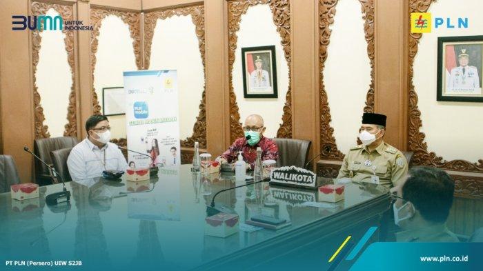 General Manager PT. PLN (Persero) UIW S2JB Daryono menghadiri Audiensi dan Pemberiaan Penghargaan Kepada Pemerintah Kota Jambi, turut Hadir dalam Audiensi tersebut Walikota Jambi, SRM SDM & Umum PLN UIW S2JB, SRM Perencanaan PLN UIW S2JB, Manajer PLN UP3 Jambi dan Para Forkompida Kota Jambi.
