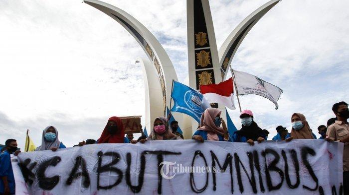 AKSI MAHASISWA TOLAK UU CIPTA KERJA- Sejumlah mahasiswa mengikuti aksi di Simpang Lima, Banda Aceh, Selasa (13/10/2020). Aksi tersebut sebagai penolakkan atas pengesahan Undang-Undang Cipta Kerja oleh DPR.