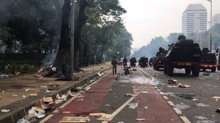 Demo penolakan UU Cipta Kerja di Jalan Medan Merdeka Barat berlangsung rusuh, Rabu (13/10/2020).