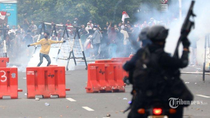 TRIBUNNEWS/IRWAN RISMAWAN
Aparat kepolisian menembakkan gas air mata ke arah massa aksi saat demonstrasi di Gambir, Jakarta, Selasa (13/10/2020). Demonstrasi penolakan UU Cipta Kerja berakhir ricuh.