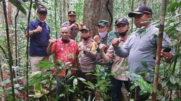 Pihak Desa Temenggung launching hutan dan tanam pohon di hutan adat bersama Forkompinda
