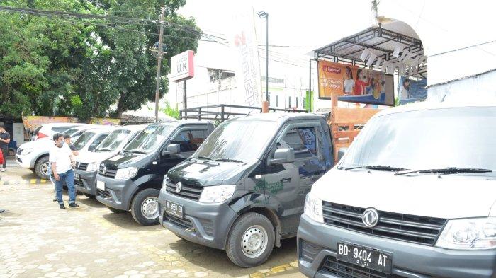 Jejeran Kendaraan DFSK Super Cab sebelum menjalani test drive uji irit mengelilingi Kota Jambi, Kamis (16/12).