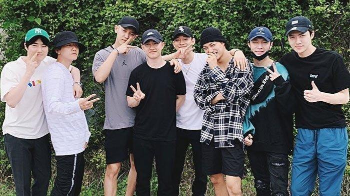 Foto EXO saat mengantarkan D.O EXO wamil