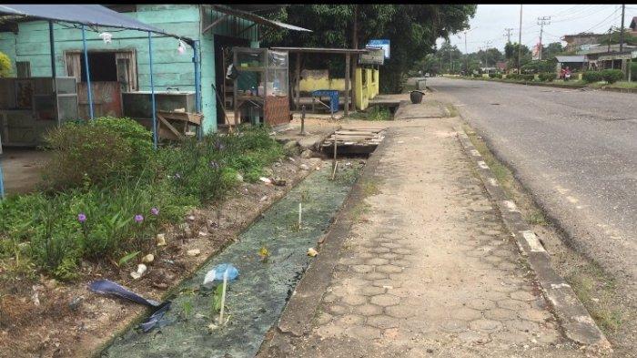 Drainase yang tersendat dan juga sampah yang menumpuk di gorong-gorong.