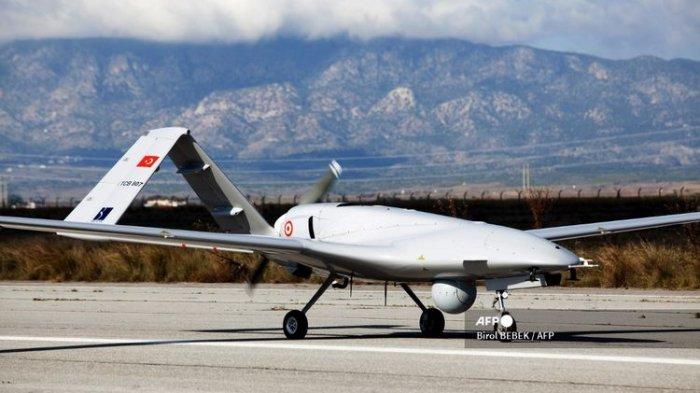 Drone Bayraktar TB2 buatan Turki difoto pada 16 Desember 2019 di pangkalan udara militer Gecitkale dekat Famagusta di Republik Turki Siprus Utara (TRNC) yang memproklamirkan diri. Pesawat tnirawak tersebut dikirim ke Siprus utara di tengah meningkatnya ketegangan atas kesepakatan Turki dengan Libya yang memperpanjang klaimnya ke Mediterania timur yang kaya gas.