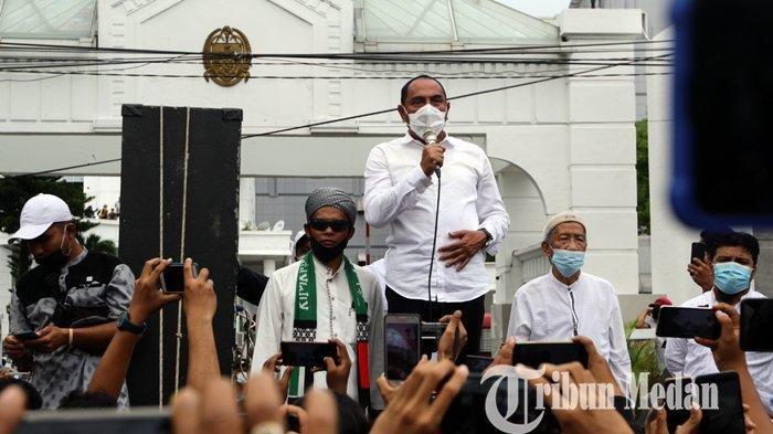 Gubernur Sumatera Utara Edy Rahmayadi (tengah) menemui pengunjuk rasa di Kantor Pemprov Sumut, Medan, Selasa (13/10/2020). Aliansi Nasional Anti Komunis (ANAK) NKRI Sumut melakukan aksi unjuk rasa untuk menyuarakan penolakan UU Cipta Kerja (Omnibus Law).