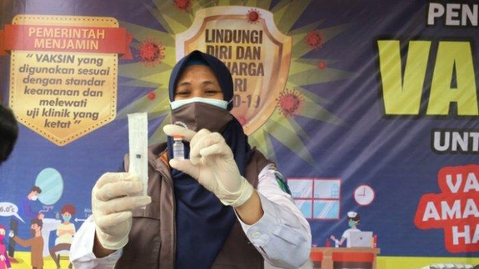 Emi Vaksinator Puskesmas Muara Bulian yang bertugas melakukan penyuntikan kepada sasaran, Kamis (28/1/2021)