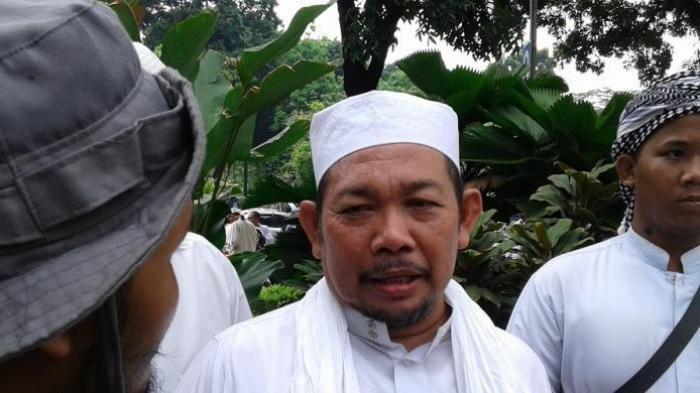 Fahrurrozi Ishaq, anggota Forum Umat Islam (FUI) dan Ketua Gerakan Masyarakat Jakarta (GMJ) yang disebut tiga kali oleh Imam Besar Front Pembela Islam (FPI) Rizieq Shihab akan dijadikan gubernur tandingan melawan Basuki Tjahaja Purnama, di depan Balaikota, Senin (10/11/2014).