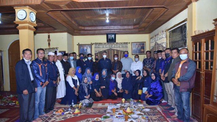 Ketua DPW Partai Nasdem Provinsi Jambi Syarif Fasha foto bersama dengan pengurus Partai Nasdem kerinci dan Sungai Penuh.