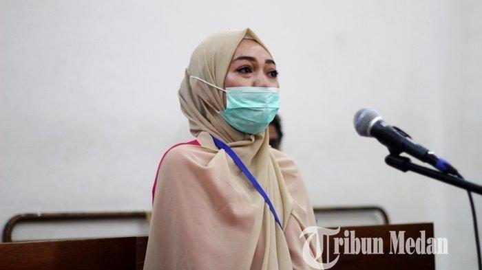 Febi Nur Amelia menjalani pemeriksaan sebagai terdakwa dalam sidang lanjutan di Pengadilan Negeri, Medan, Selasa (9/6/2020). Febi didakwa jaksa dalam kasus ITE saat menagih hutang istri polisi berpangkat Kombes di media sosial.