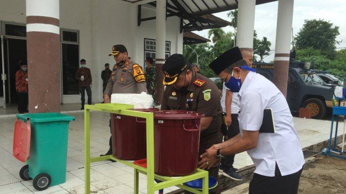 Kapolres Batanghari, Kajari, Kepala Pengadilan Negeri, Kepala Pengadilaan Agama dan Sekda Batanghahri, hadir di pleno terbuka rekapitulasi dan penetapan hasil hitung suara untuk Pilkada Batanghari dan Pilgub Jambi.