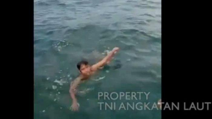 Foto Anak yang berenang sendirian dan diselamatkan oleh TNI Angkatan Laut