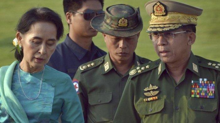 Foto tertanggal 6 Mei 2016 menampilkan pemimpin de facto Myanmar Aung San Suu Kyi (kiri) bersama Menteri Luar Negeri Myanmar (tengah), dan Jenderal Min Aung Hlaing (kanan), di Naypyidaw, ibu kota Myanmar.