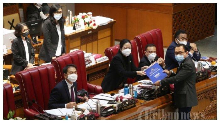 Anggota DPR RI Fraksi Demokrat Marwan Cik Hasan menyerahkan berkas pendapat akhir Fraksi Demokrat kepada Ketua DPR Puan Maharani saat pembahasan tingkat II RUU Cipta Kerja pada Rapat Paripurna di Kompleks Parlemen, Senayan, Jakarta, Senin (5/10/2020). Dalam rapat paripurna tersebut Rancangan Undang-Undang Cipta Kerja disahkan menjadi Undang-Undang.