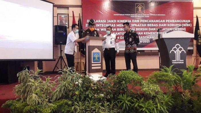 Kakanwil Kemenkumham Jambi, Mhd Jahari Sitepu, menggelar deklarasi Janji Kinerja dan Pembangunan Zona Integritas Menuju WBK WBBM Tahun 2021, Kamis (4/2/2021)