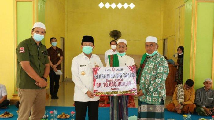 Fachrori Umar menyambangi Pondok Pesantren Baabussalam di Kecamatan Tebo Ilir Kabupaten Tebo untuk menyerahkan bantuan CSR
