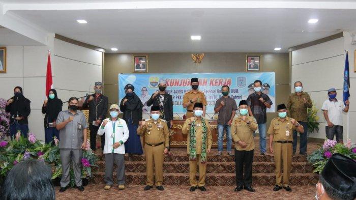 menyerahkan bantuan dana pendidikan dari Baznas Provinsi Jambi, bantuan untuk pondok pesantren dari CSR Bank Jambi yakni kepada Pondok Pesantren Lebay Yasin Merangin. Penyerahan bantuan secara simbolis dilakukan di Aula Rumah Dinas Bupati Merangin, Selasa (19/1/2021) sore.