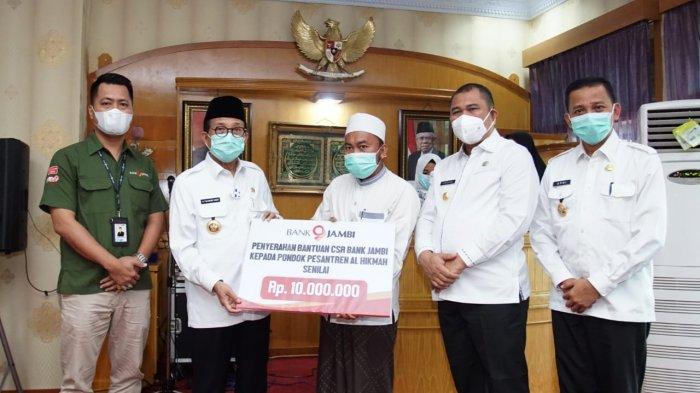 Gubernu Jambi Fachrori saat menyalurkan bantuan dana pendidikan dari Baznas Provinsi Jambi dan CSR Bank Jambi untuk pondok pesantren, di Aula Rumah Dinas Bupati Bungo, Rabu (20/1/2021) pagi.
