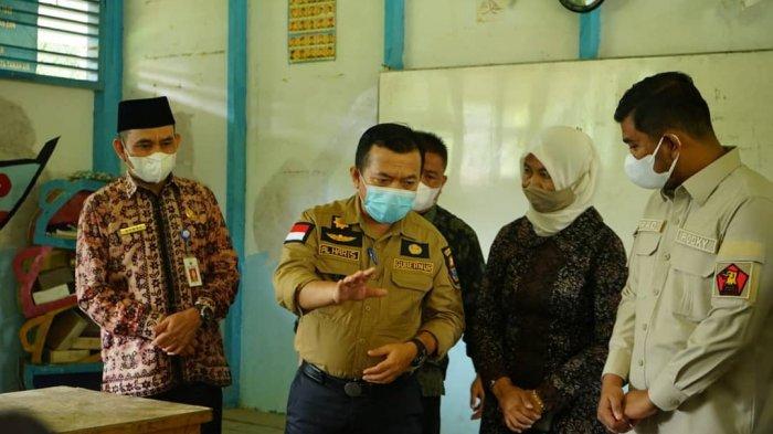 Gubernur Jambi Dr. Al Haris, S. Sos, M.H., melakukan kunjungan kerja ke Kabupaten Tanjung Jabung Timur, Kamis (15/7), beberapa tempat di daerah pelosok dikunjungi Gubernur dimulai dari Kec. Nipah Panjang Kab. Tanjabtim. Dan dilanjutkan menuju Desa Remau Bako Tuo Kec. Sadu dan melaksanakan penanaman Komoditi Pinang di Desa Remau Bako Tuo.