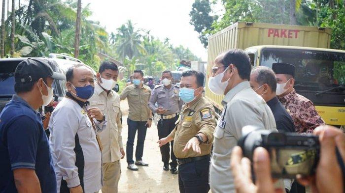 Gubernur Jambi Dr. Al Haris, S. Sos, M.H., melakukan kunjungan kerja ke Kabupaten Tanjung Jabung Timur, Kamis (15/7), beberapa tempat di daerah pelosok dikunjungi Gubernur dimulai dari Kec. Nipah Panjang Kab. Tanjabtim. Dan dilanjutkan menuju Desa Remau Bako Tuo Kec. Sadu dan melaksanakan penanaman Komoditi Pinang di Desa Remau Bako Tuo.
