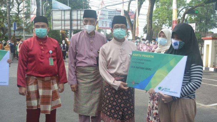 Gubernur Jambi, Dr.Drs.H.Fachrori Umar,M.Hum mengharapkan, Bank Jambi lebih berperan dalam mendorong perekonomian Provinsi Jambi secara riil, sehingga dapat membantu meningkatkan kemajuan Provinsi Jambi.