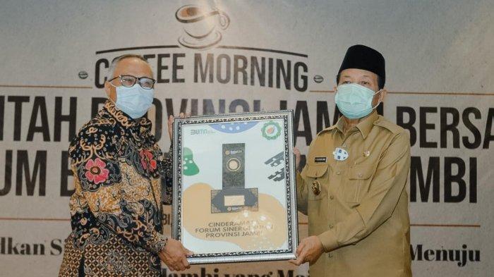 Gubernur Jambi, Dr Drs H Fachrori Umar, MHum, mengharapkan sinergitas antara pemerintah, Badan Usaha Milik Negara (BUMN) dan Komite Ekonomi Kreatif untuk membangun Provinsi Jambi. Pernyataan ini disampaikan saat acara Coffe Morning dengan BUMN, di rumah dinas Gubernur Jambi, Selasa (2/2/2021).