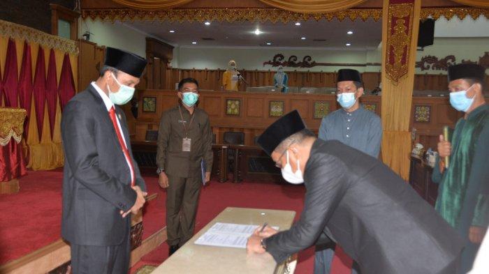 Gubernur Jambi Dr Drs H Fachrori Umar, M.Hum, menghadiri rapat paripurna di DPRD Jambi dengan agenda Pembukaan Masa Sidang ke I/TA 2021, Pengambilan Sumpah PAW Masa Jabatan 2019-2024, Pengambilan Keputusan Dewan Terhadap 2 Ranperda Provinsi Jambi, Senin (11/1/2021).