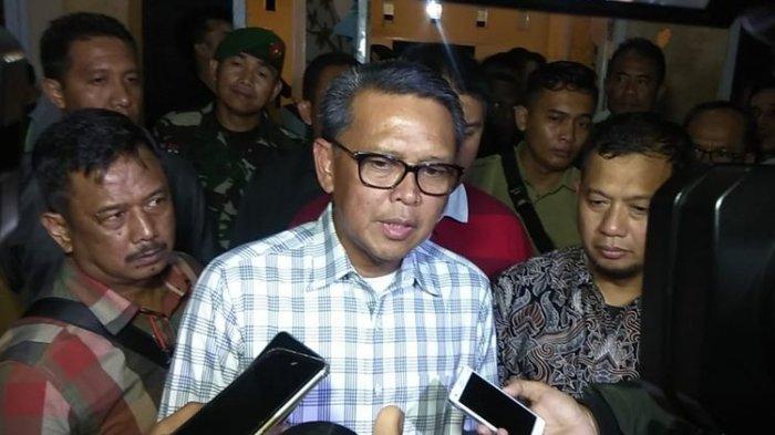 Gubernur Sulawesi Selatan Nurdin Abdullah saat mendatangi asrama mahasiswa asal Papua di Jalan Lanto Dg Pasewang, Kota Makassar, Senin (19/8/2019) malam.