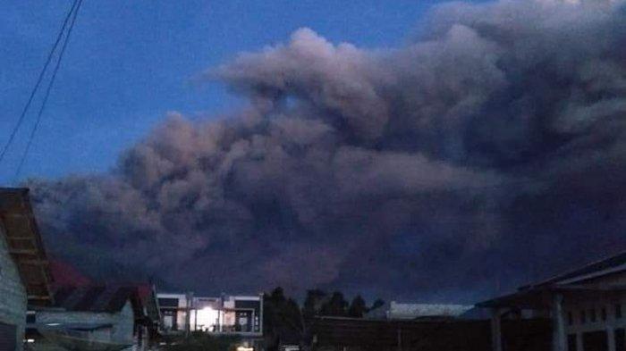 Gunung Kerinci mengeluarkan asap tebal