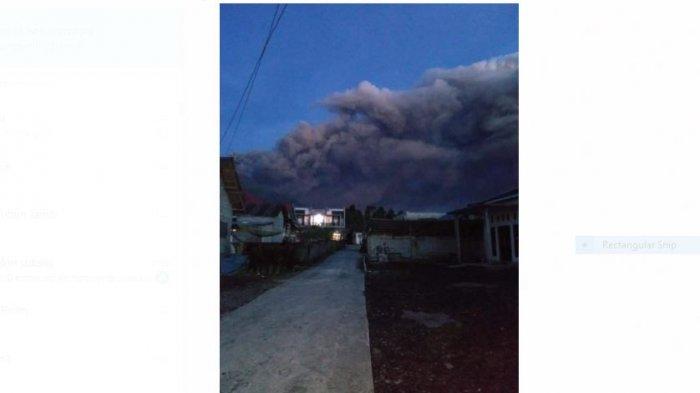 Gunung Kerinci menyemburkan asap tebal warna hitam Sabtu (17/10/2020) pagi
