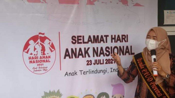Hj Hesnidar saat berada di Pusat Kegiatan Belajar Masyarakat (PKBM) Lembaga Paud Percontohan Provinsi Jambi Binaan TP-PKK Provinsi Jambi