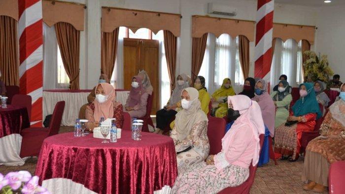 Hj Hesnidar bersilaturrahmi sekaligus perpisahan bersama istri Kepala OPD, istri Camat dan istri Kepala Desa di Kabupaten Merangin, bertempat di ruang Aula Rumah Dinas Bupati Merangin