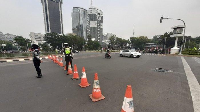 ILUSTRASI Suasana saat seorang polisi dan petugas Dishub tengah mengurai arus lalu lintas di sekitaran Patung Kuda, Monas, Jakarta pusat, Kamis (10/10/2019). i