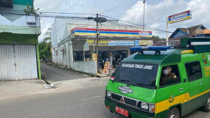Kejati Jambi melaksanakan kegiatan imbauan bagi masyarakat untuk mengikuti vaksinasi Covid-19. Dengan menggunakan sarana mobil keliling penyuluhan hukum, Madya Wira TU Pujiandi, Muda Wira TU Elvi, Elsa dan Lia berkeliling di wilayah Kecamatan Telanaipura, Kamis (7/1/2021) pukul 13.00-15.00 WIB.