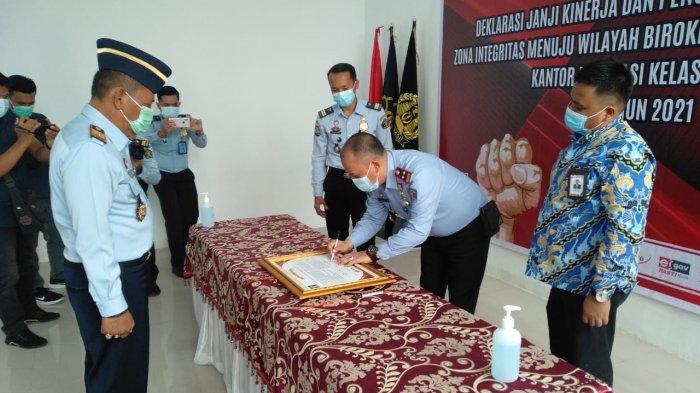 Penandatangan janji kinerja dan pencanangan pembangunan zona integritas menuju wilayah birokrasi bersih dan melayani