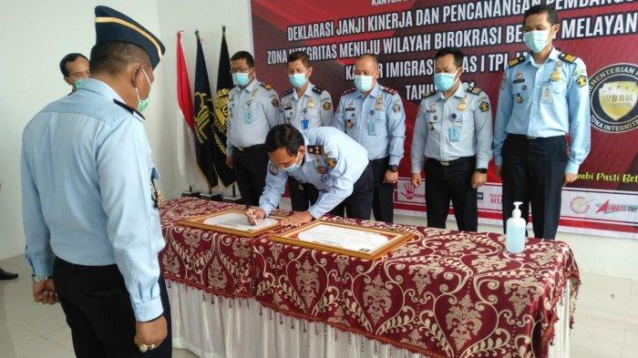 Penandatangan janji kinerja dan pencanangan pembangunan zona integritas menuju wilayah birokrasi bersih dan melayani