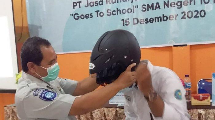 Jasa Raharja Jambi mengunjungi SMAN 10 Kota Jambi dalam rangkaian kegiatan rutinnya yakni Jasa Raharja Mengajar : Goes To School, Rabu (16/12).