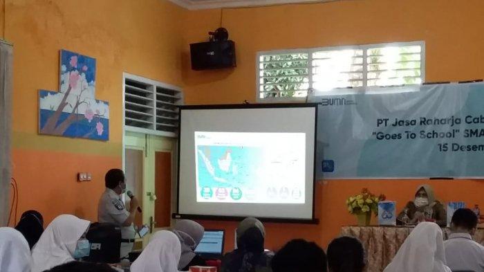 Jasa Raharja Jambi mengunjungi SMAN 10 Kota Jambi dalam rangkaian kegiatan rutinnya yakni Jasa Raharja Mengajar : Goes To School, Rabu (16/12).