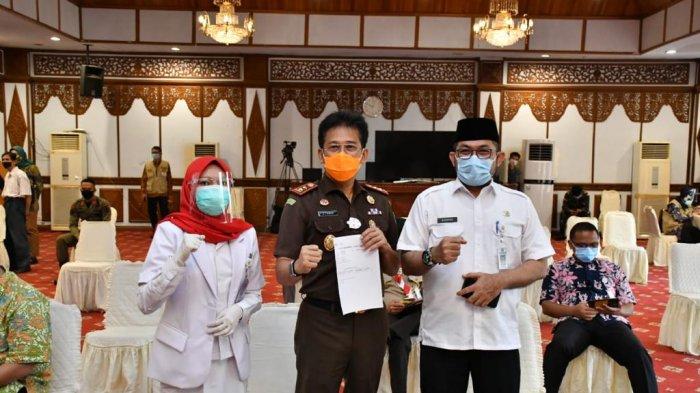 Kajati Jambi Johanis Tanak bersama Sekda Jambi Sudirman usai melakukan vaksinasi covid-19 Kamis, (28/1/2021)